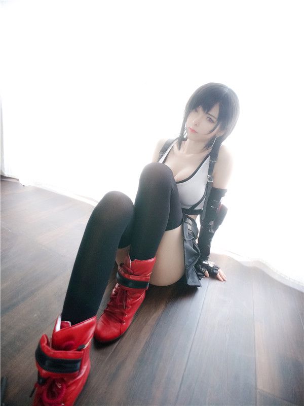 未來女警吸引姿態