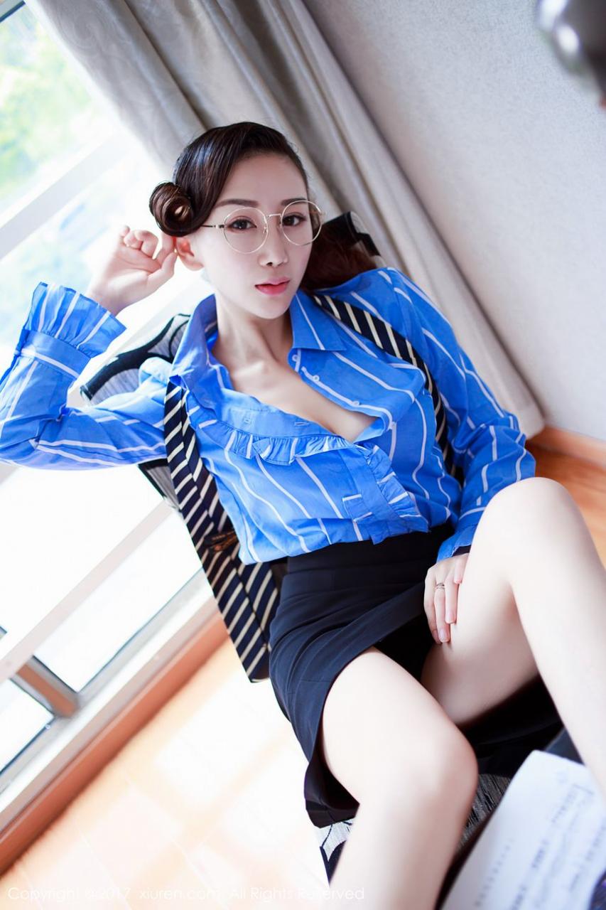 性感女教師鄒晶晶課堂上的風騷寫真