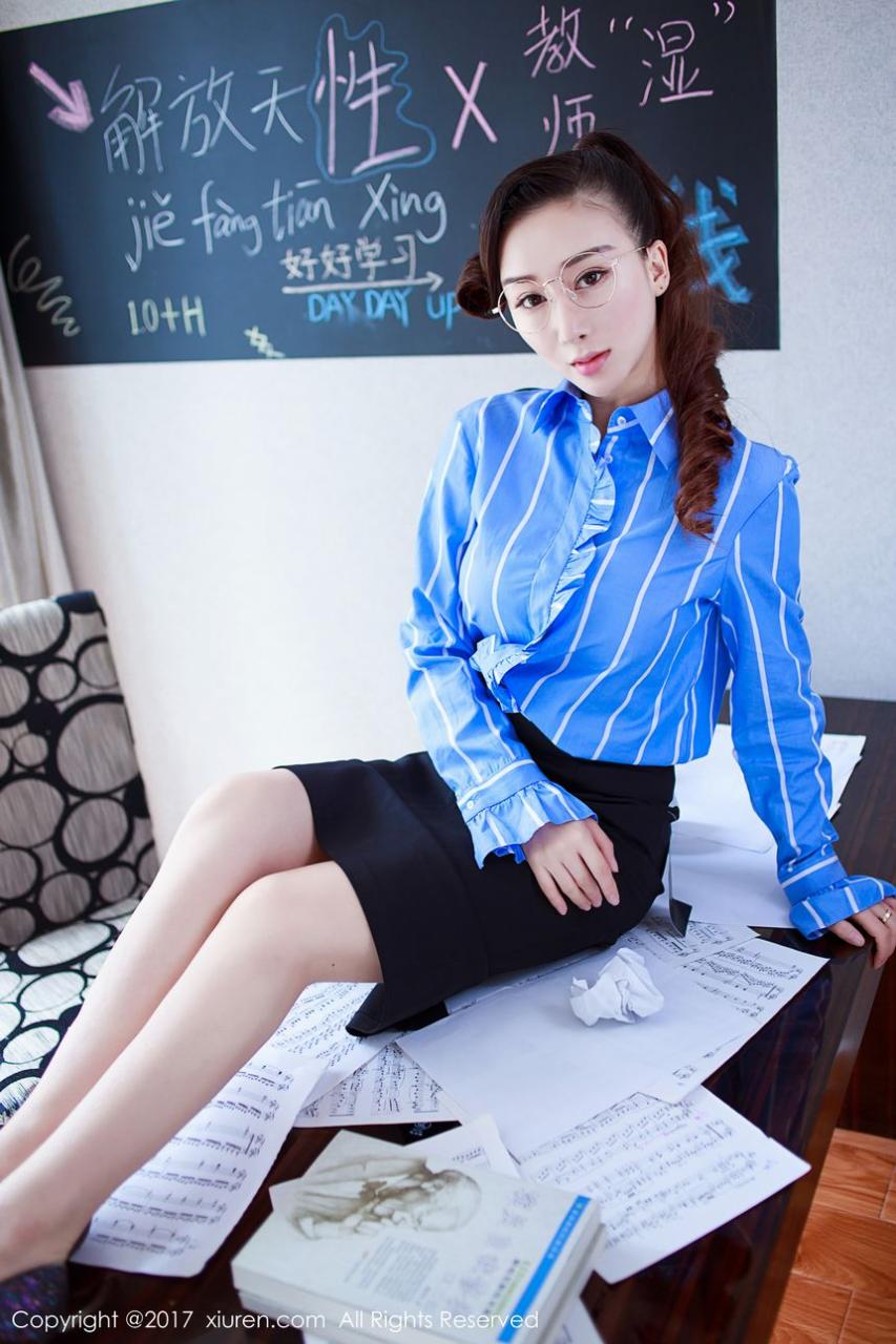 性感女教師鄒晶晶課堂上的風騷寫真