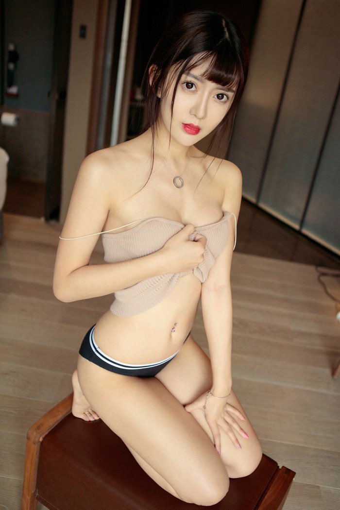 性感嫩模趙智妍蕾絲襪秀嫩乳美腿