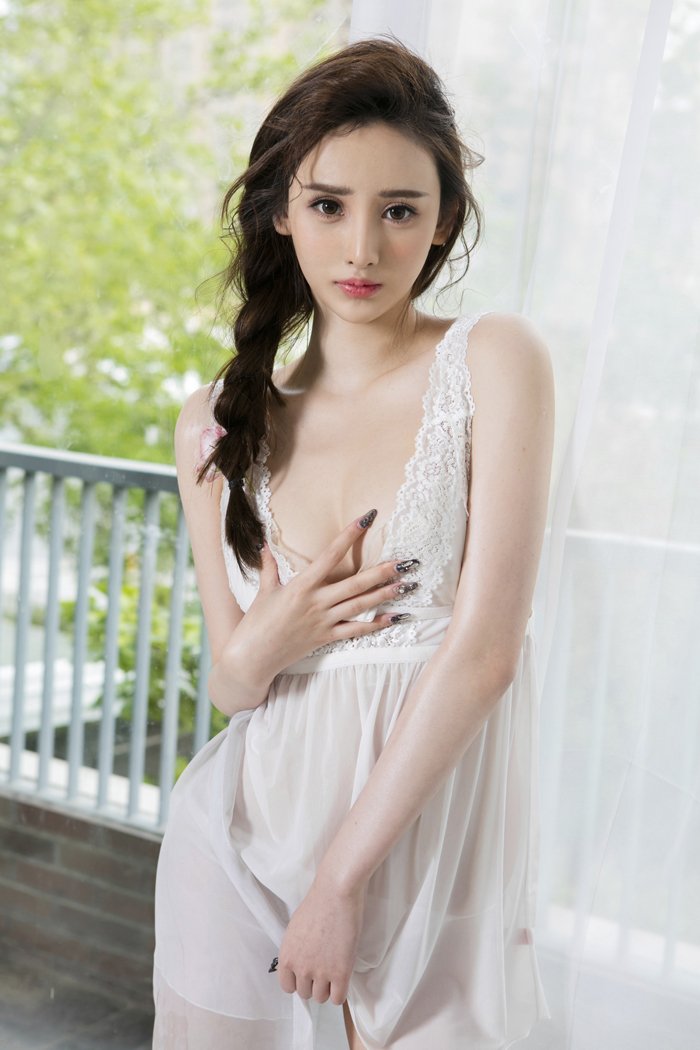 性感嫩模于思琪巨大美胸大膽私房照
