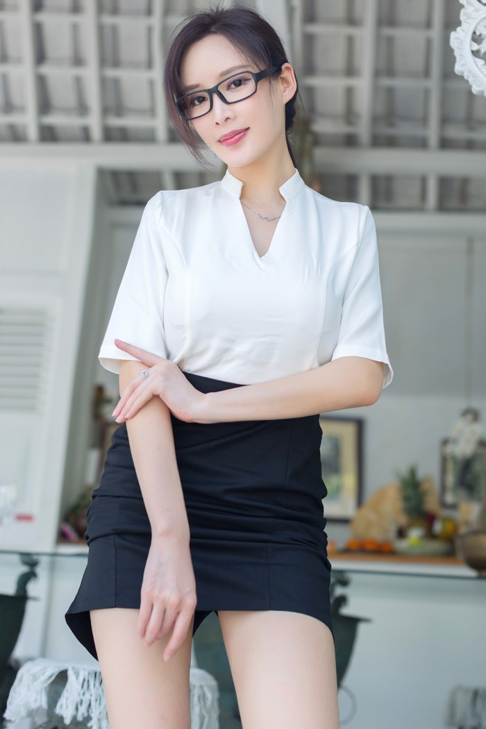 性感美女周妍希女秘書豐滿胸部搖搖欲墜