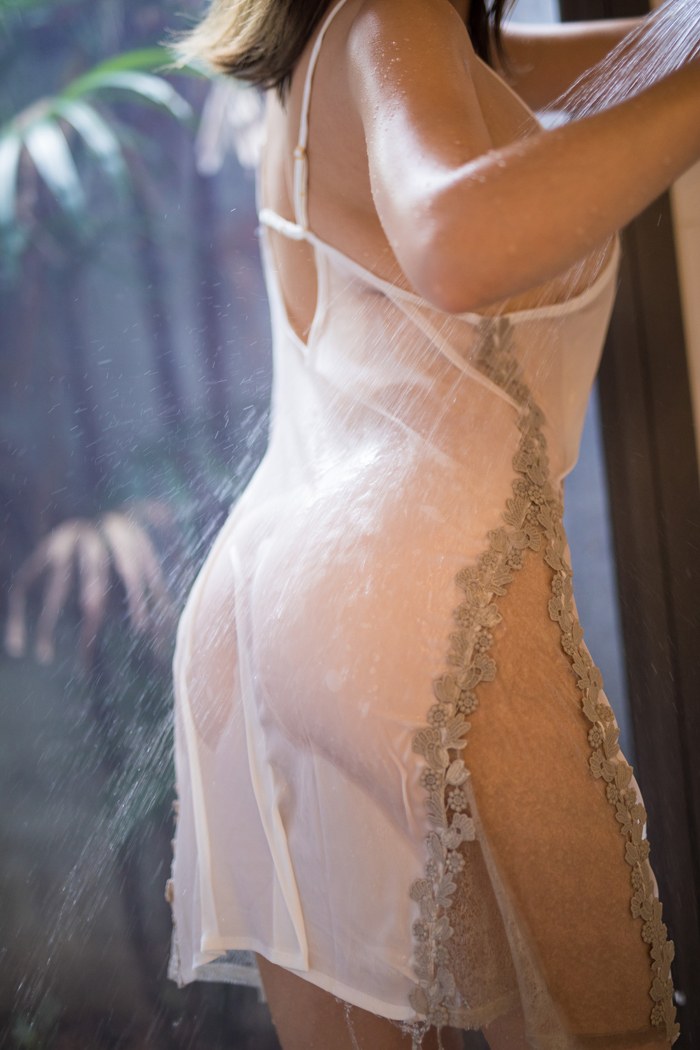 性感美女絕妙身材濕身誘惑