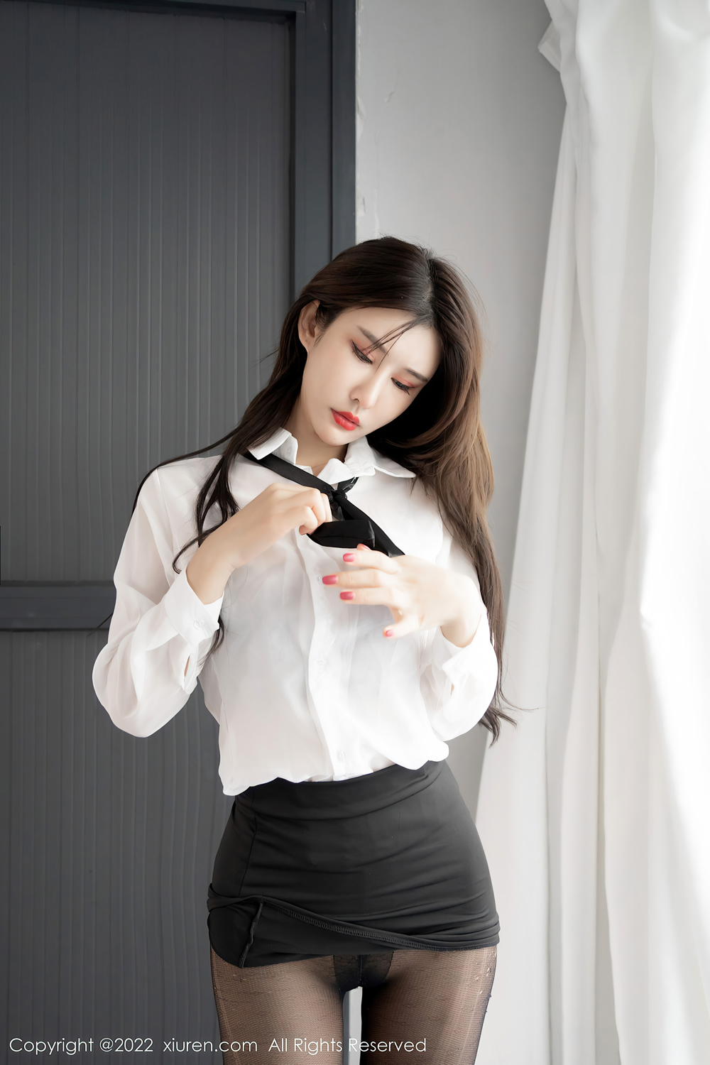 你的黑絲女同事已上線