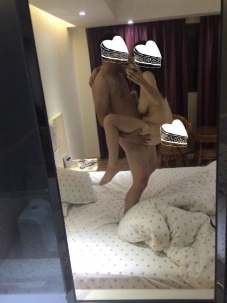 把巨乳肥臀的騷貨抱起來艸