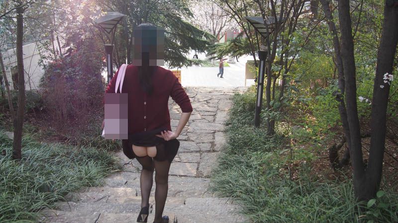 少婦樓道、公園露出，渾身散發著淫蕩的氣息