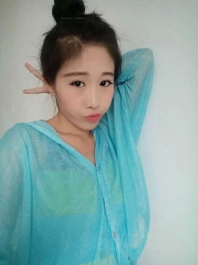 露臉美女，膚白貌美大長(zhǎng)腿，翹乳嫩穴流口水