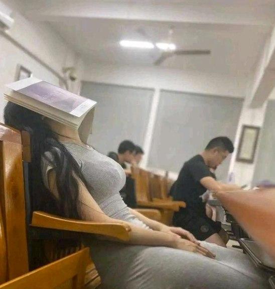 碧水浩浩云茫茫，美人不來空斷腸