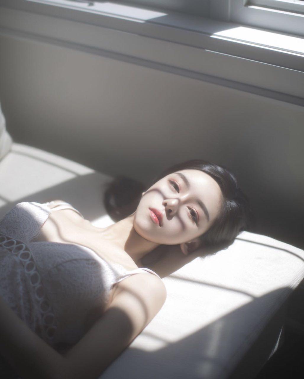 碧水浩浩云茫茫，美人不來空斷腸
