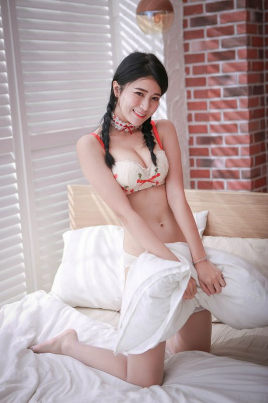 長腿美模林珈伊可愛睡衣高跟美腿外拍