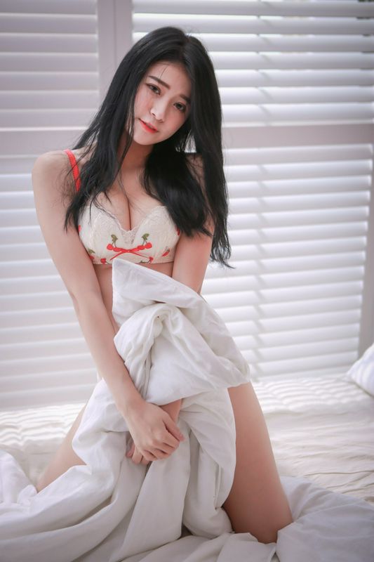 長腿美模林珈伊可愛睡衣高跟美腿外拍