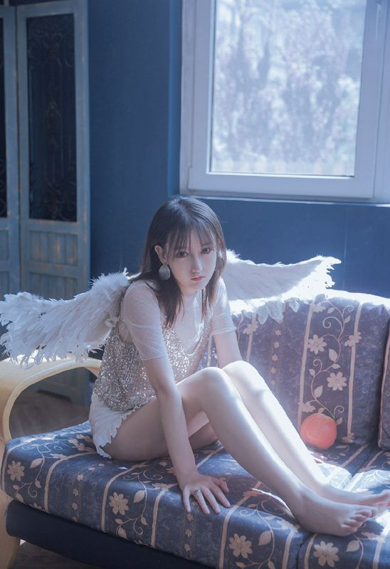 性感超短裙美女撩人寫真圖片