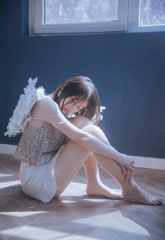 性感超短裙美女撩人寫真圖片