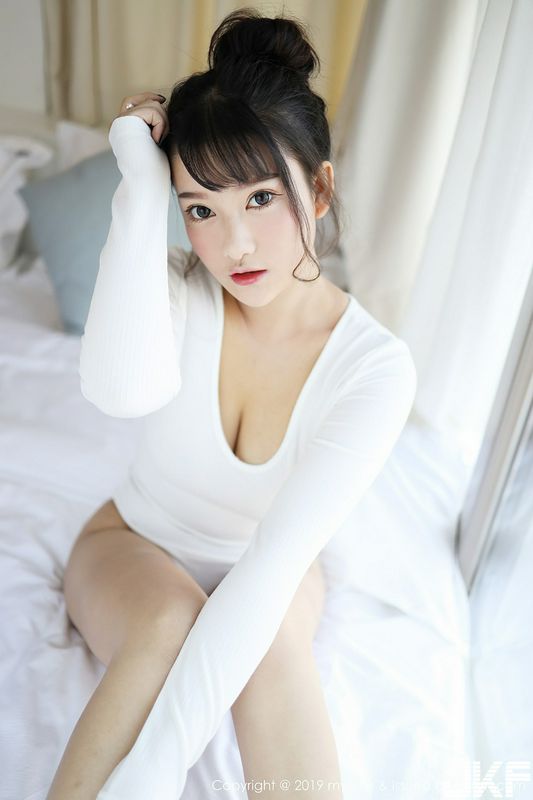巨乳嫩模小尤奈私房低胸白色內衣比基尼秀完美身材誘惑寫真