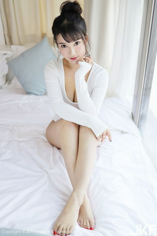 巨乳嫩模小尤奈私房低胸白色內衣比基尼秀完美身材誘惑寫真