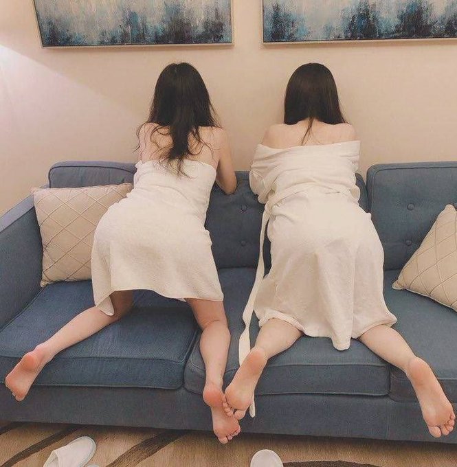 猶抱琵琶半遮裸體，僅留一塊布色誘你