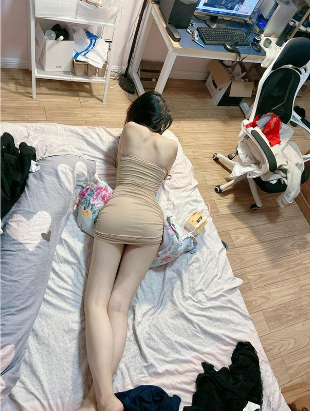 千禧年粉嫩人妻被老公拿出來分享