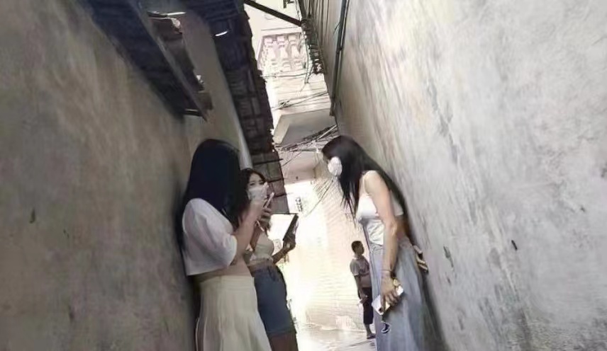 改革開放前沿陣地，龍崗馬竹路驚現好多嫩妹，這是要干嘛？