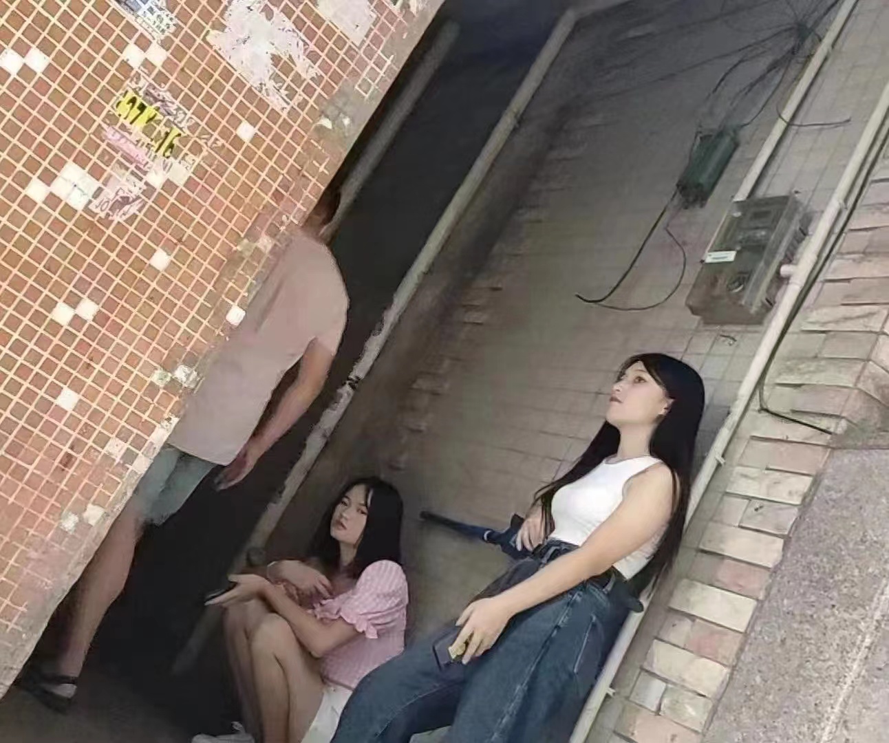 改革開放前沿陣地，龍崗馬竹路驚現好多嫩妹，這是要干嘛？