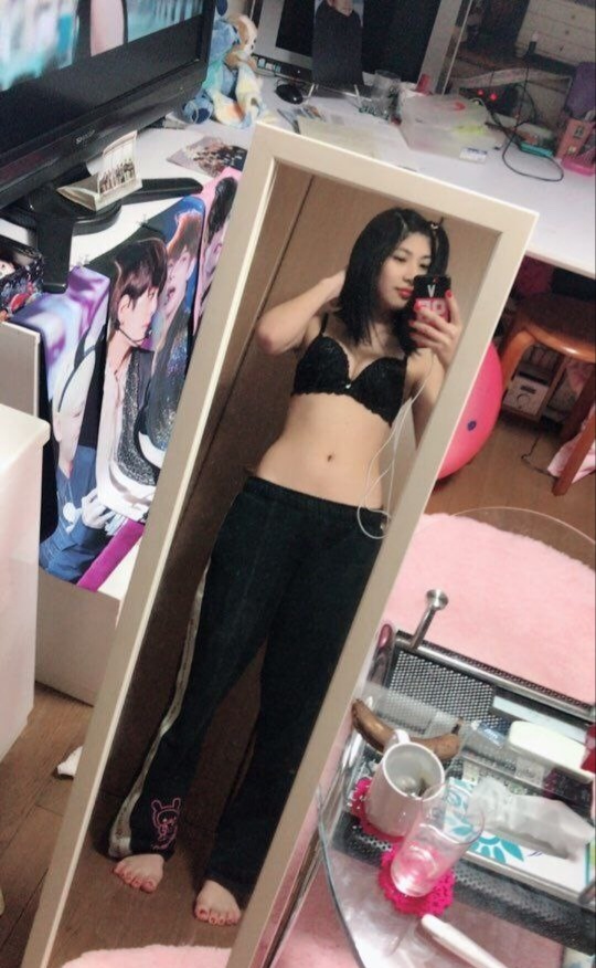 美少女的對鏡自拍讓人欲罷不能