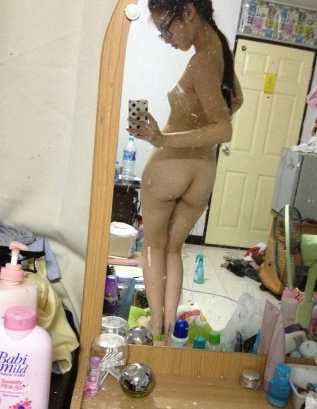 美少女的對鏡自拍讓人欲罷不能