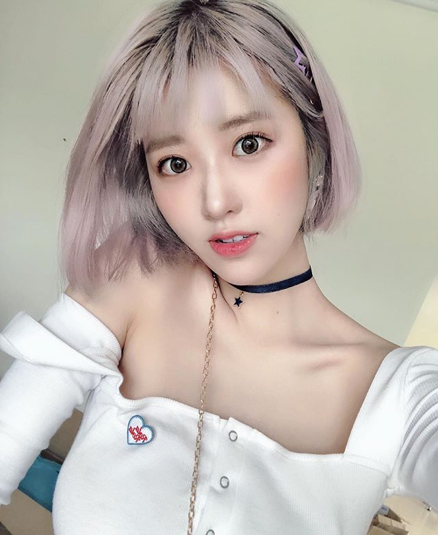 火辣YouTuber美麗妄娜掀衣露溝曬蝴蝶