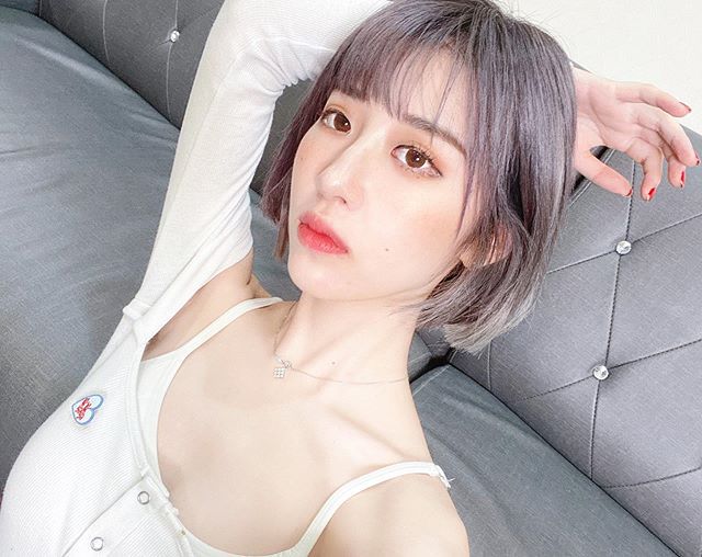 火辣YouTuber美麗妄娜掀衣露溝曬蝴蝶