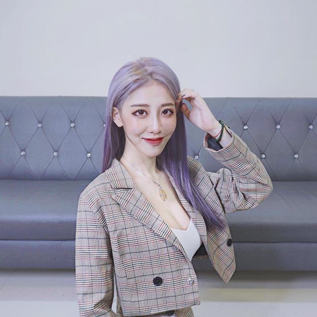 火辣YouTuber美麗妄娜掀衣露溝曬蝴蝶