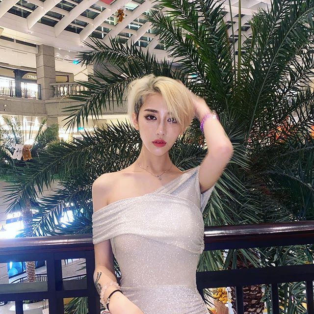 火辣YouTuber美麗妄娜掀衣露溝曬蝴蝶