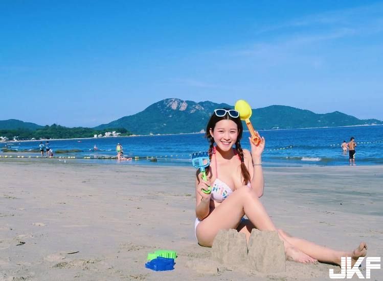 鄰家女孩的秘密.....解放后的身材很胸狠呀!