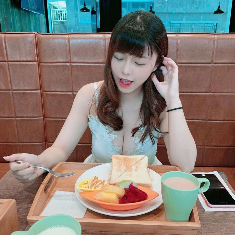 肉欲充滿！清純素人護理師大秀超巨雙球＋性感美臀太誘人：好想去看病_李佩瑾