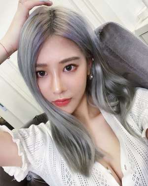 火辣YouTuber美麗妄娜掀衣露溝曬蝴蝶