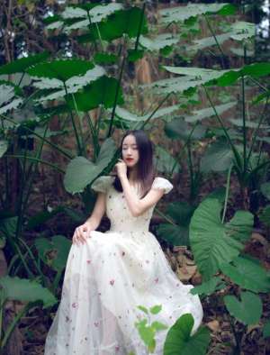 清純的紅唇少女戶外唯美時尚寫真