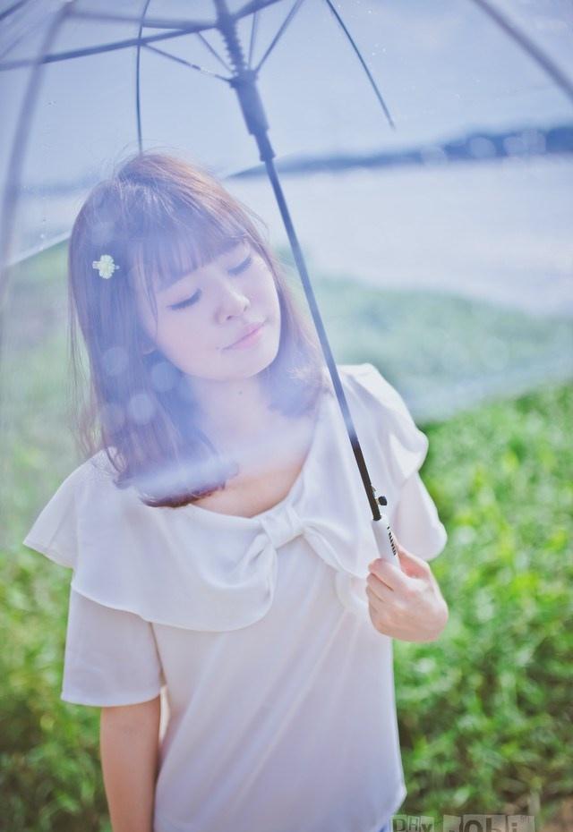 夏日頭戴小花的清新性感少女撐傘漫步