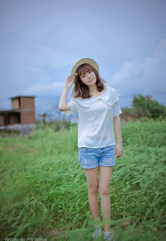 夏日頭戴小花的清新性感少女撐傘漫步