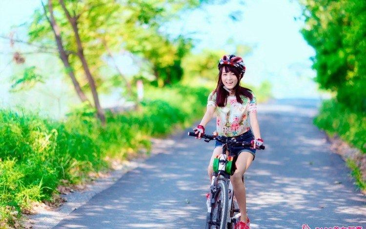 單車辣妹城城歡樂笑顏明媚動人寫真