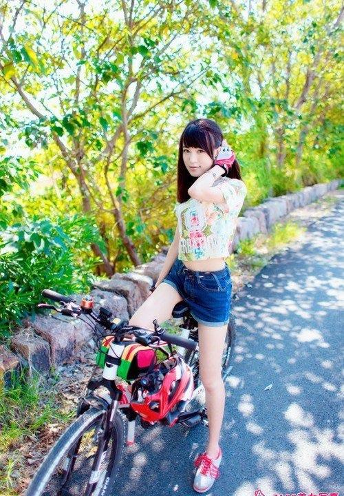 單車辣妹城城歡樂笑顏明媚動人寫真