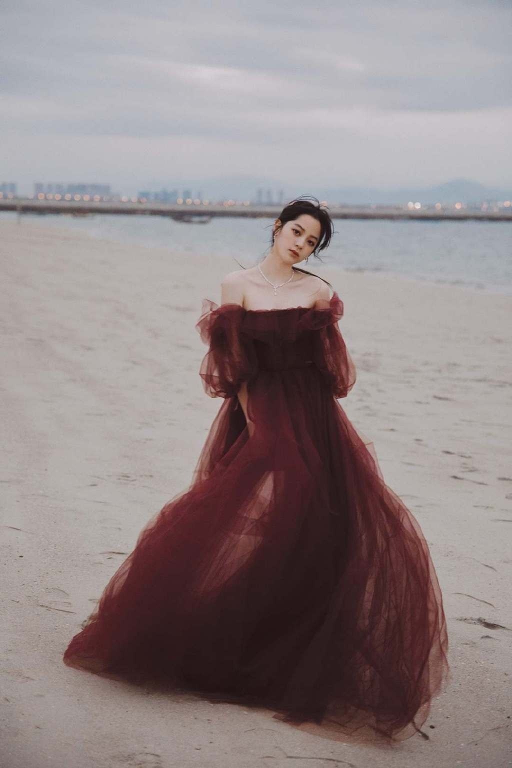 歐陽娜娜優雅大方氣質寫真圖片壁紙