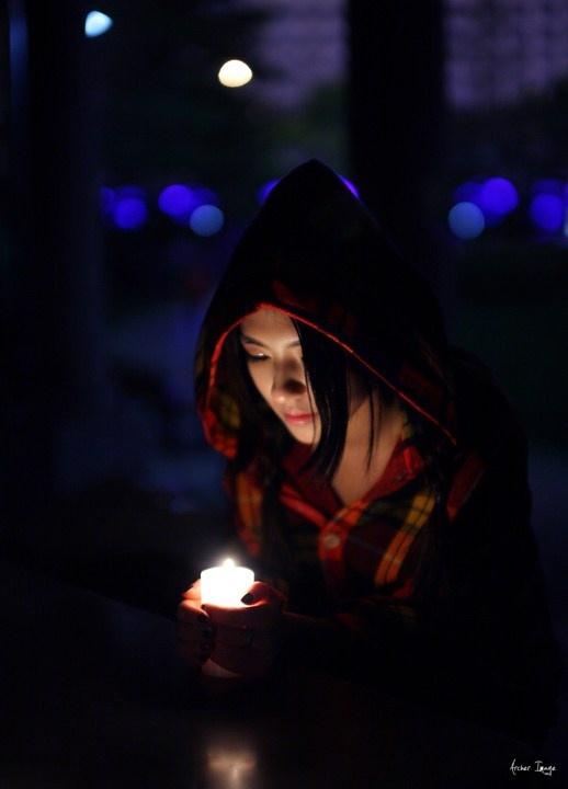 夜色里手捧蠟燭的性感少女迷人的危險(xiǎn)