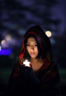 夜色里手捧蠟燭的性感少女迷人的危險