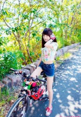 單車辣妹城城歡樂笑顏明媚動人寫真