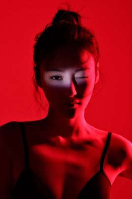 金夢(mèng)陽子紅色光影時(shí)尚寫真圖片