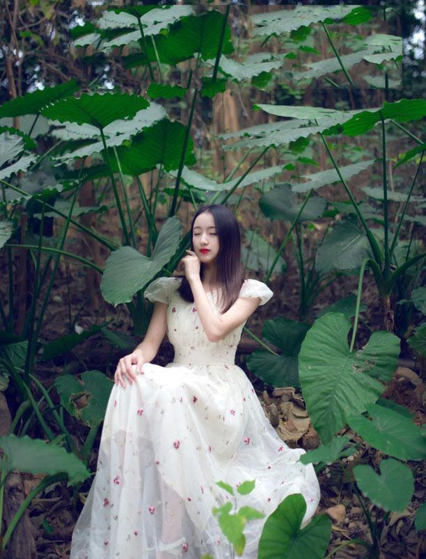 清純的紅唇少女戶外唯美時尚寫真