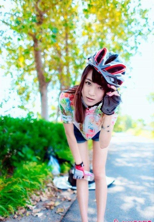 單車辣妹城城歡樂笑顏明媚動人寫真