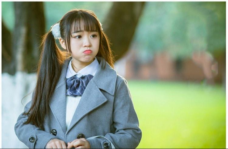 愛吃棒棒糖的校園蘿莉美女