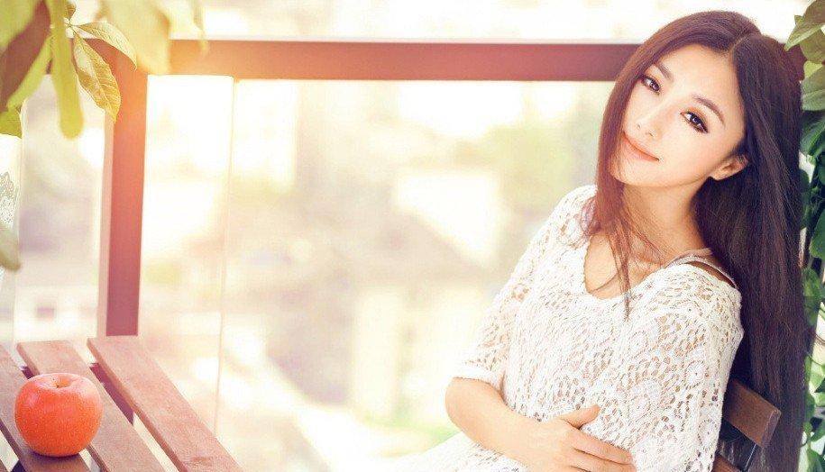 純凈女郎在午后的庭院感受清新寫真