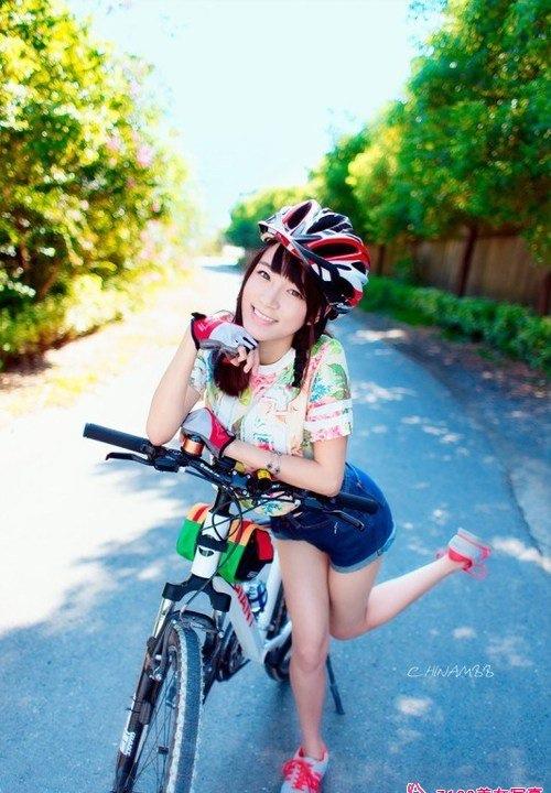 單車辣妹城城歡樂笑顏明媚動人寫真