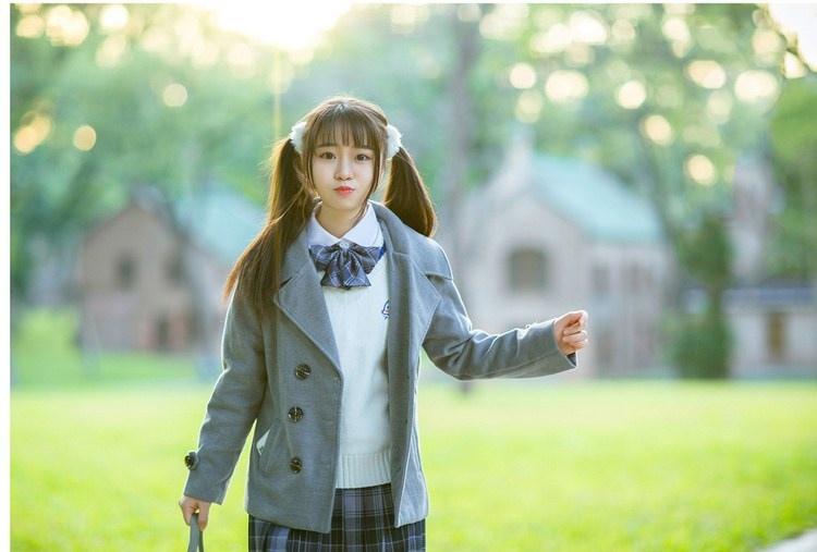 愛吃棒棒糖的校園蘿莉美女