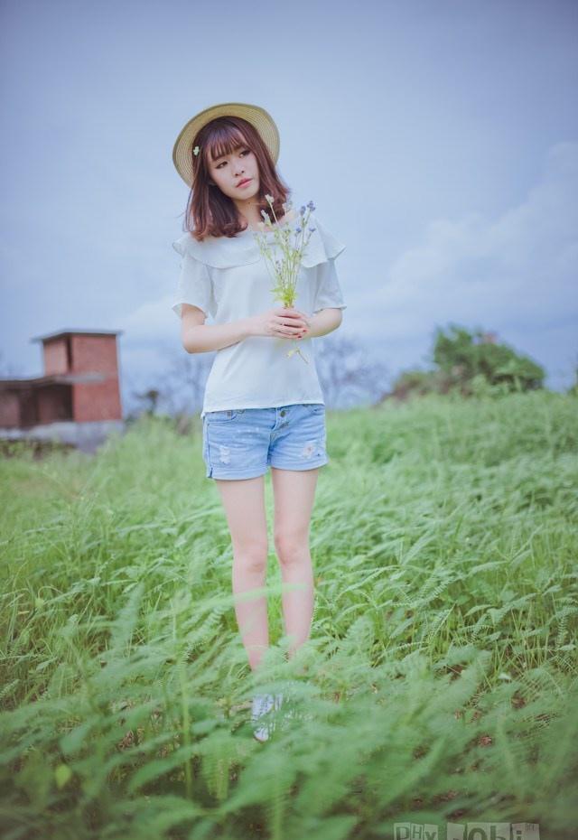 夏日頭戴小花的清新性感少女撐傘漫步