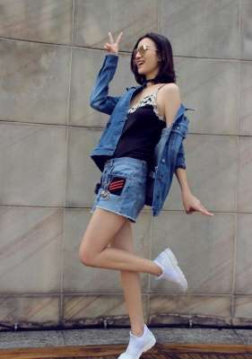 氣質美女宋佳 性感香肩 熱褲大秀美腿時尚寫真